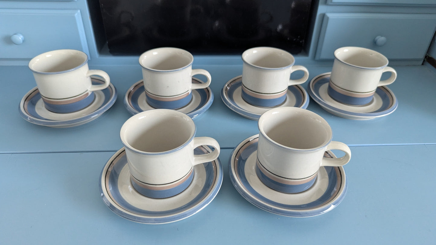 Arabia Uhtua Kahviastiasto Kuudelle Hengelle (12-osaa, 1982-1999, Inkeri Leivo)