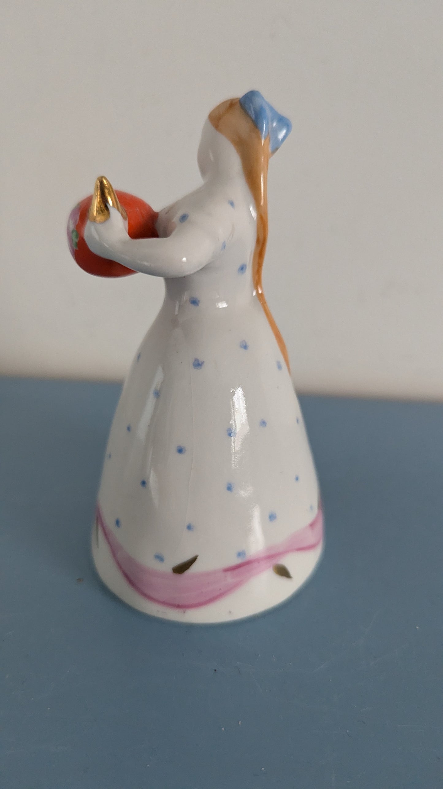 Dulevo - Tyttö ja Teekannu Figuuri (Nina Aleksandrovna Malysheva)