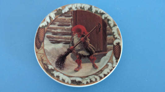 Arabia - Tonttu ja Luuta Seinälautanen (1980-luku, Anders Olsson)