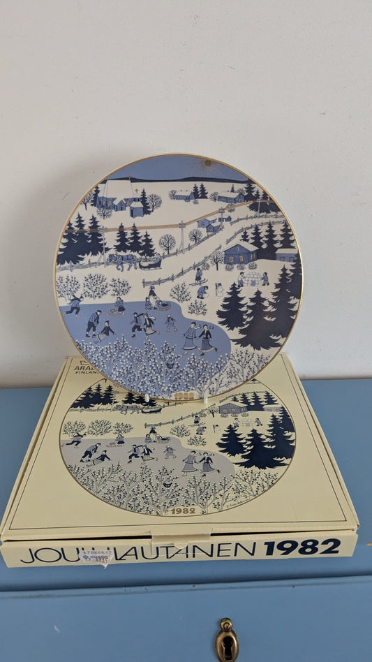 Arabia Joululautanen 1982 (Alkuperäisessä Paketissa, Raija Uosikkinen)