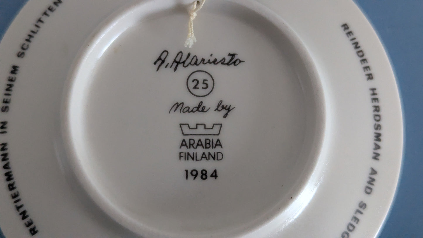 Arabia - Poromies Pulkassaan Seinälautanen (1984, Andreas Alariesto)