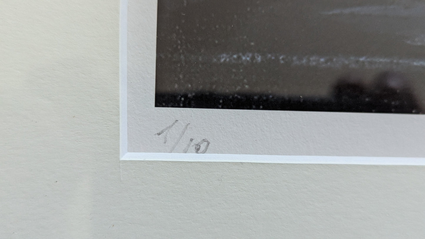Adam Korpak - Kylä (Signeerattu Grafiikka)