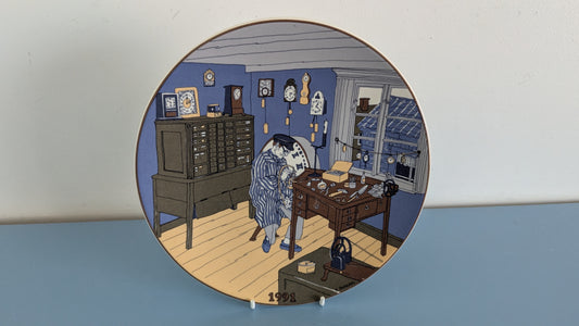 Arabia Perinteiset Käsityöammatit - Kelloseppä Seinälautanen (1991, Pekka Paikkari)