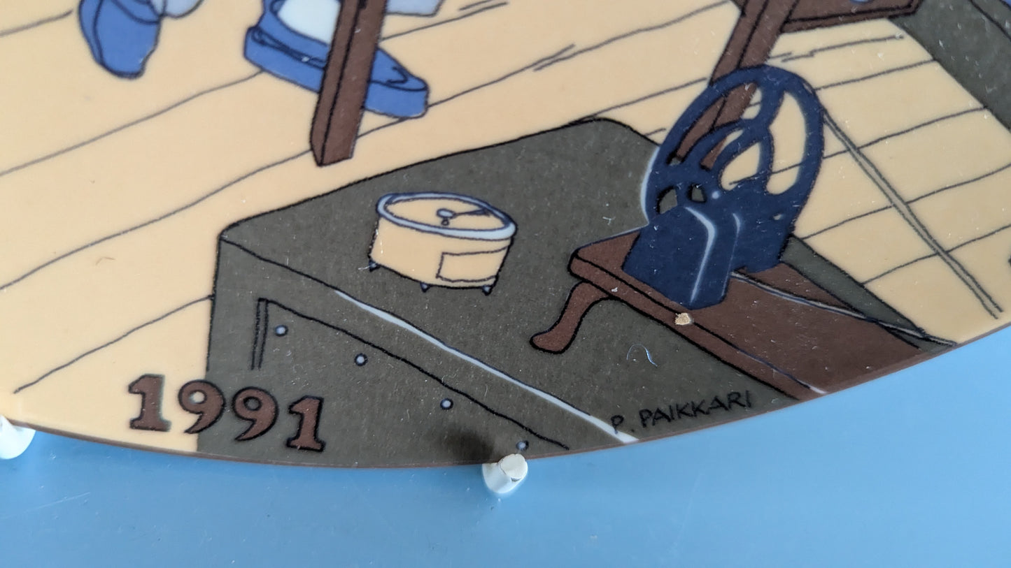 Arabia Perinteiset Käsityöammatit - Kelloseppä Seinälautanen (1991, Pekka Paikkari)