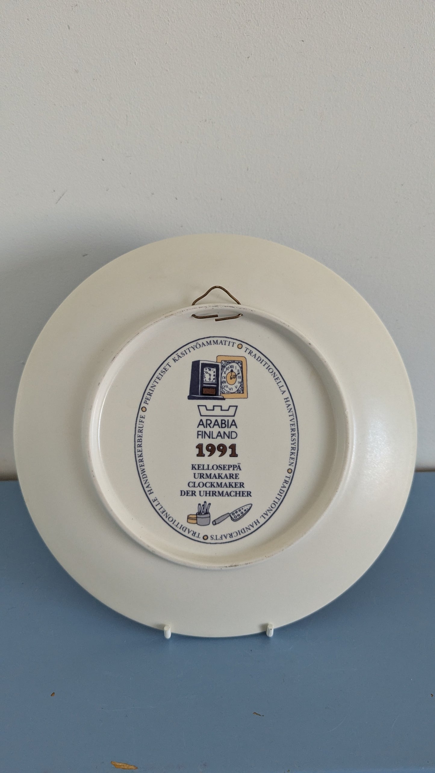 Arabia Perinteiset Käsityöammatit - Kelloseppä Seinälautanen (1991, Pekka Paikkari)