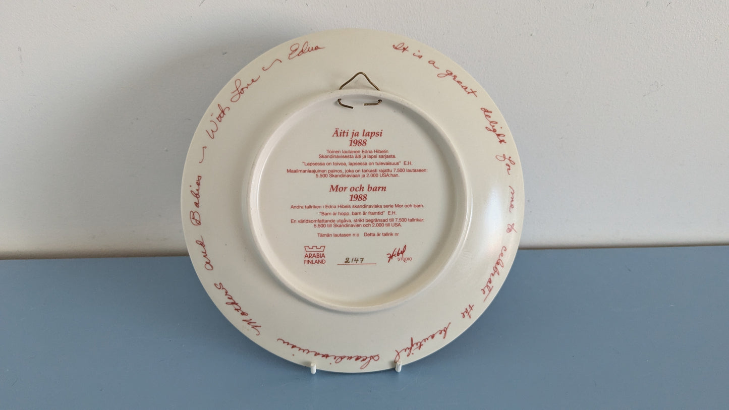 Arabia Äiti ja Lapsi Seinälautanen (1988, Numeroitu, Edna Hibel)