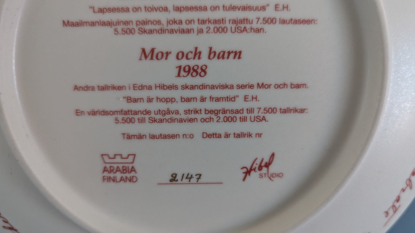 Arabia Äiti ja Lapsi Seinälautanen (1988, Numeroitu, Edna Hibel)