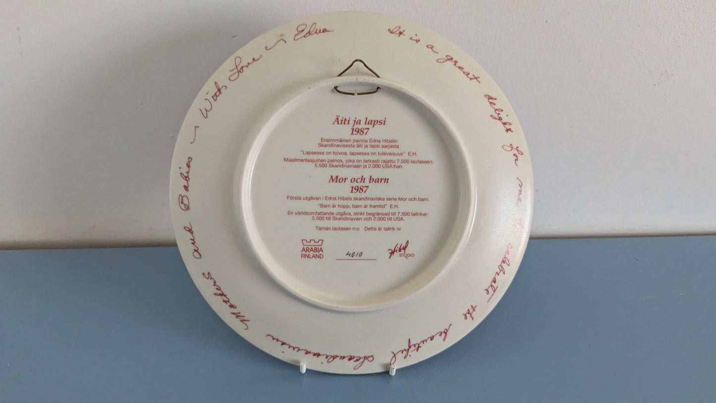 Arabia Äiti ja Lapsi Seinälautanen (1987, Numeroitu, Edna Hibel)