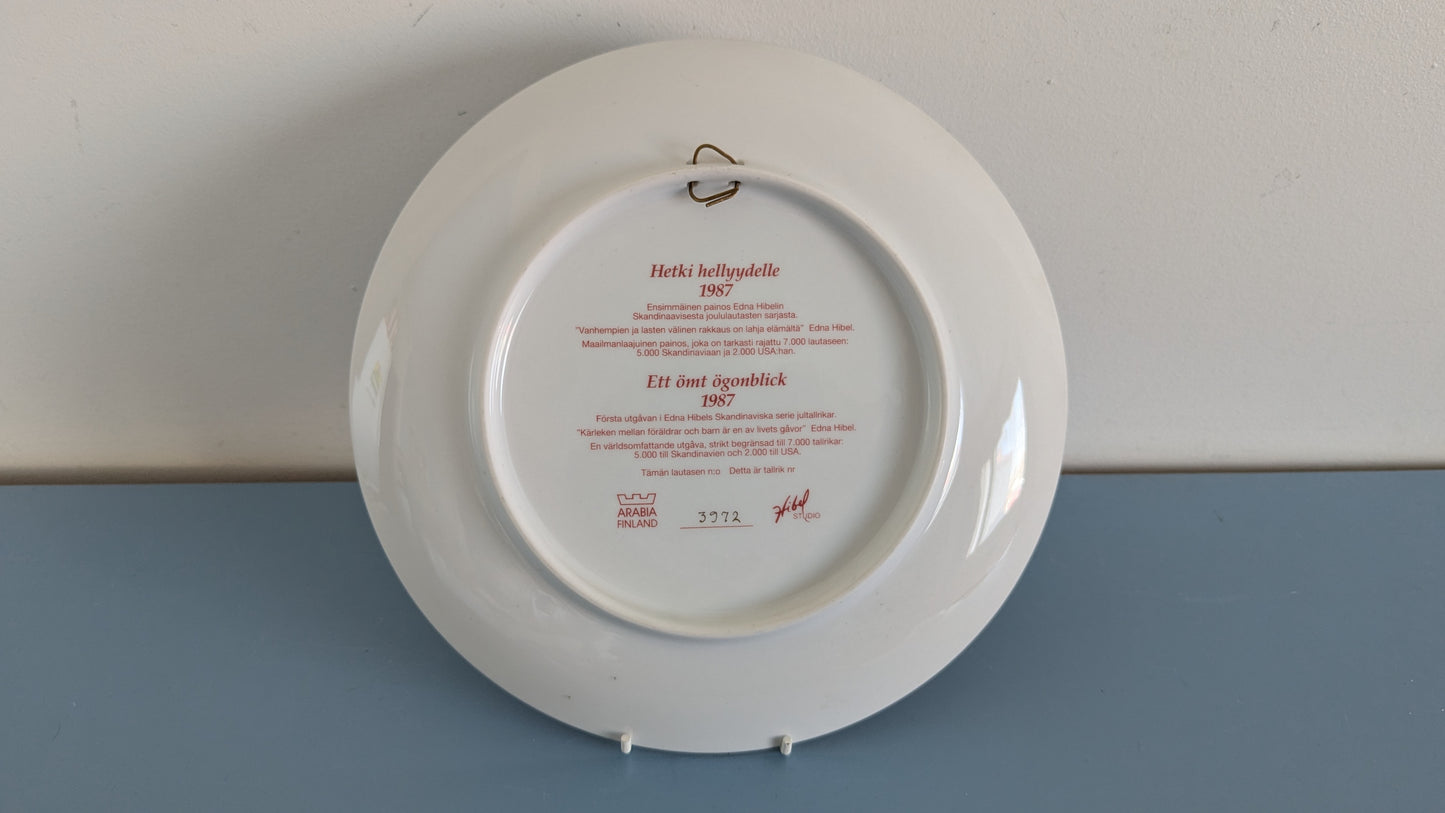 Arabia Hetki Hellyydelle Seinälautanen / Joululautanen (1987, Numeroitu, Hibel)