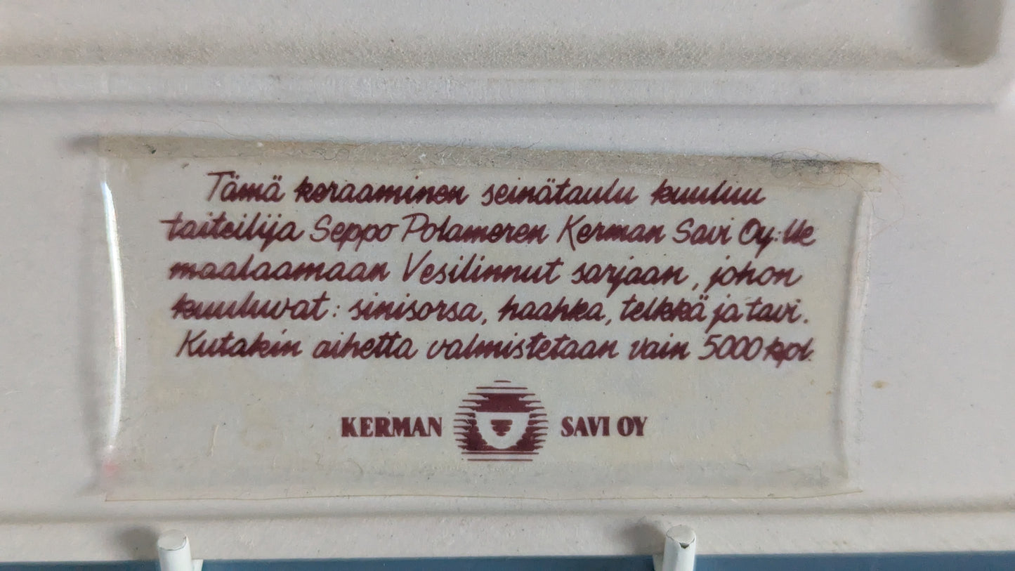 Kermansavi - Vesilinnut Sinisorsa Seinälaatta (1997-1999, Seppo Polameri)