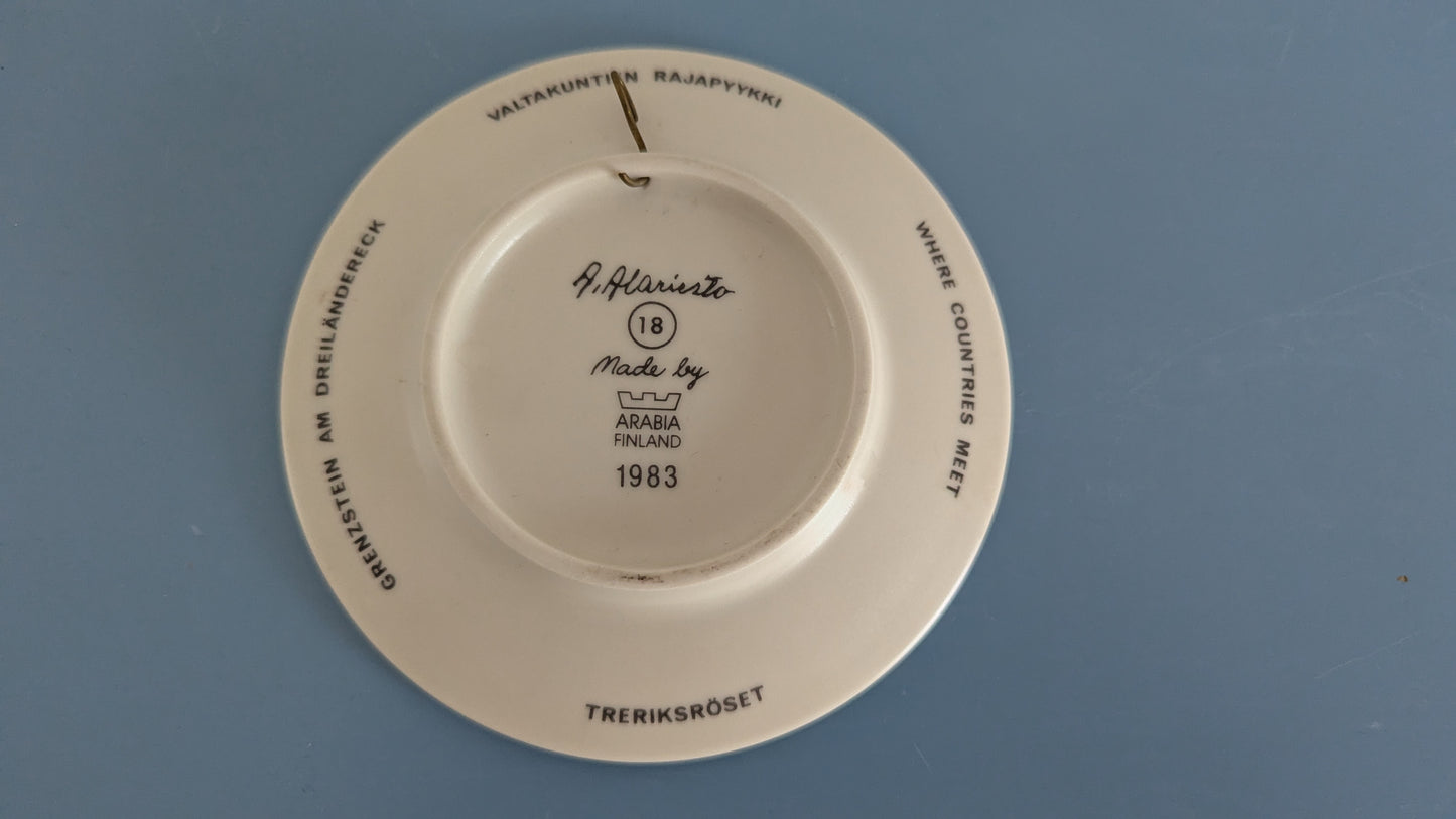 Arabia Valtakuntien Rajapyykki Seinälautanen (1983, Andreas Alariesto)