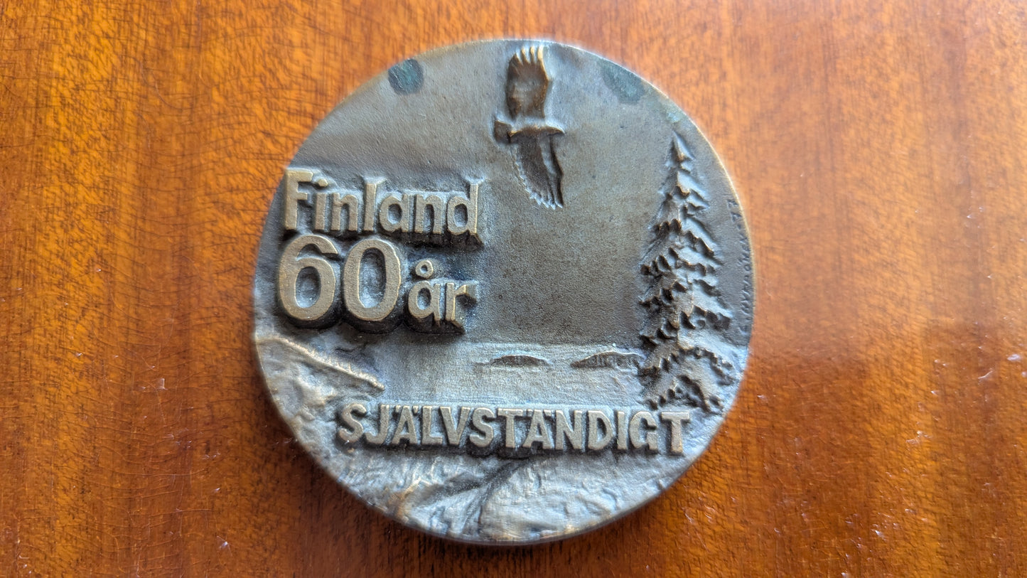 Tillander - Finland 60 År / Suomi 60 Vuotta Pöytämitali (1977, Lauri Hyppönen)