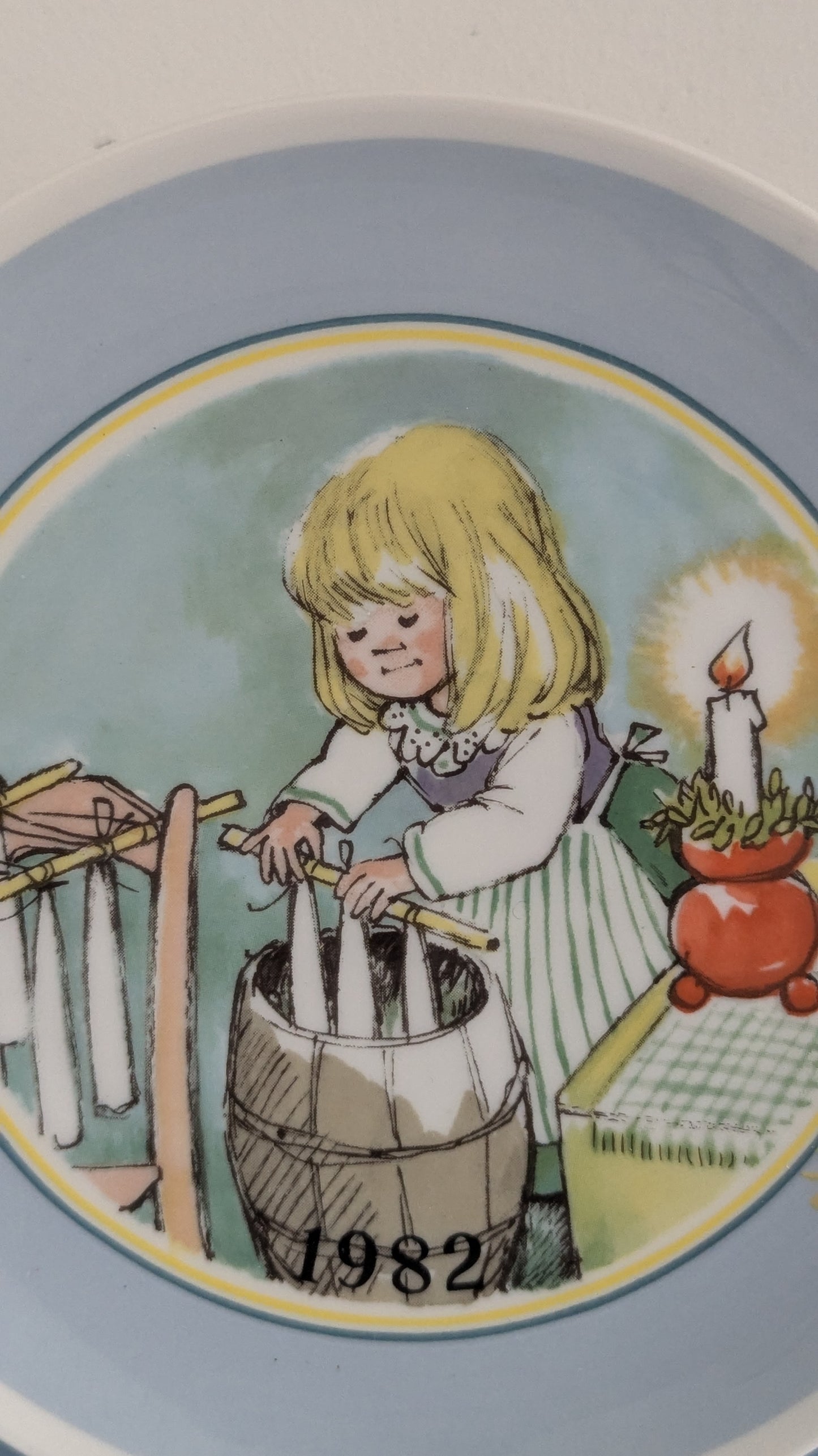 Apilanlehti / Fyrklövern - 1982 Joululautanen (Angelica)