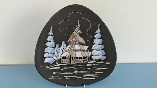 Arnold Wiigs Fabrikker - Sauvakirkko / Stavkirke Seinälautanen (Signeerattu)