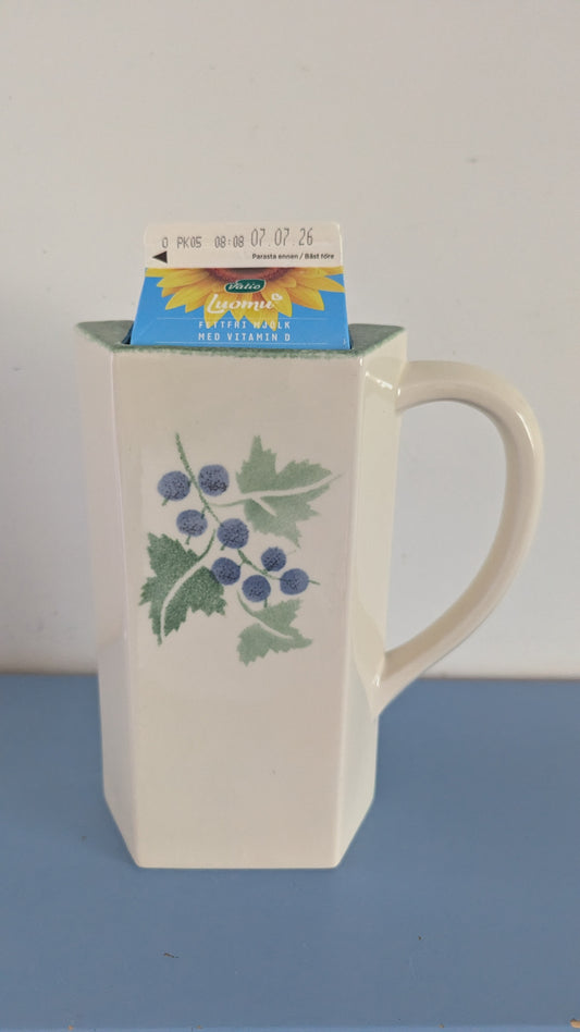Pentik Viinimarja Maitokannu (1997, Anu Pentik)