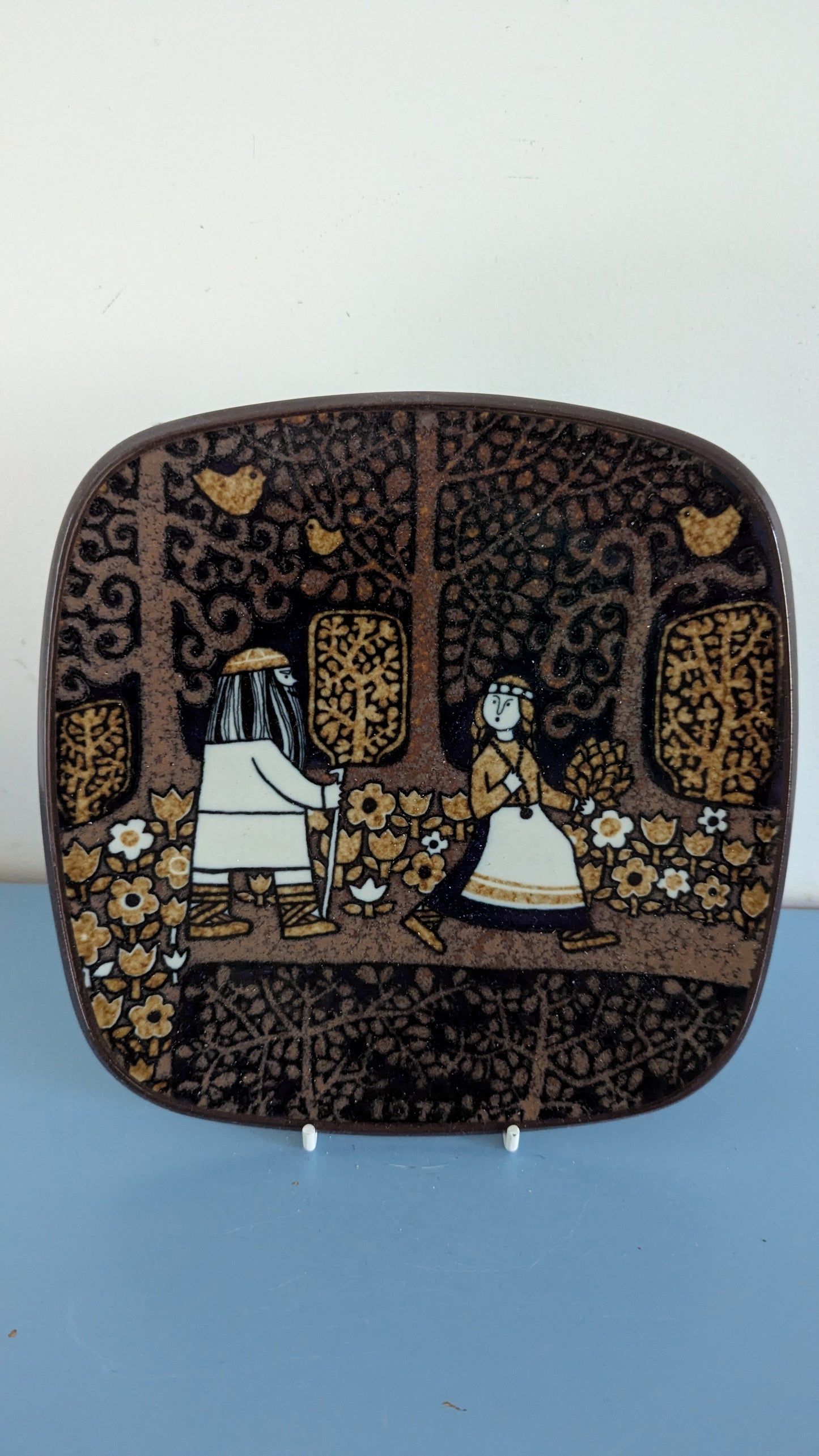 Arabia Kalevala Vuosilautanen 1977 (Raija Uosikkinen)