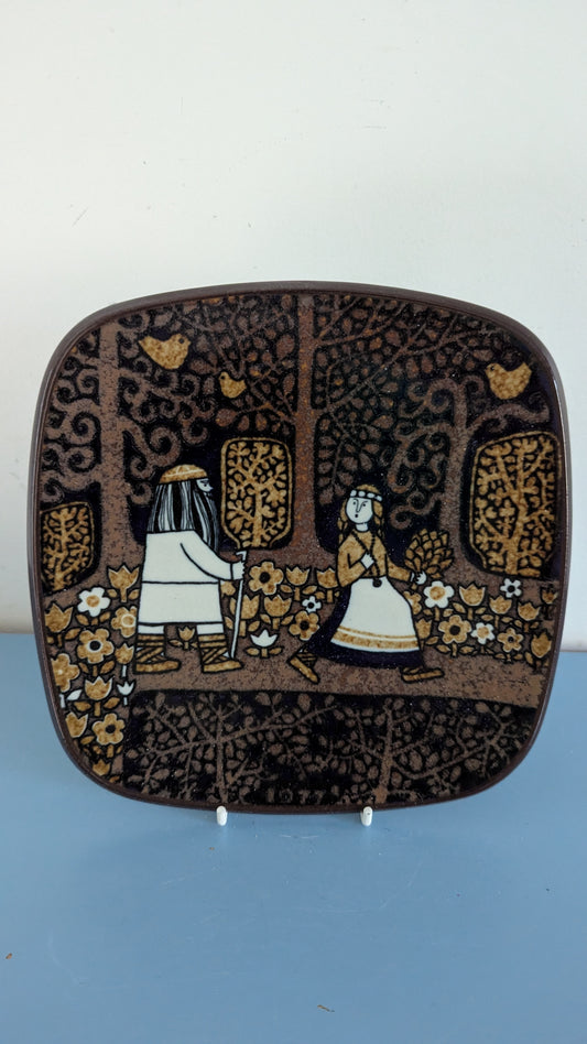 Arabia Kalevala Vuosilautanen 1977 (Raija Uosikkinen)