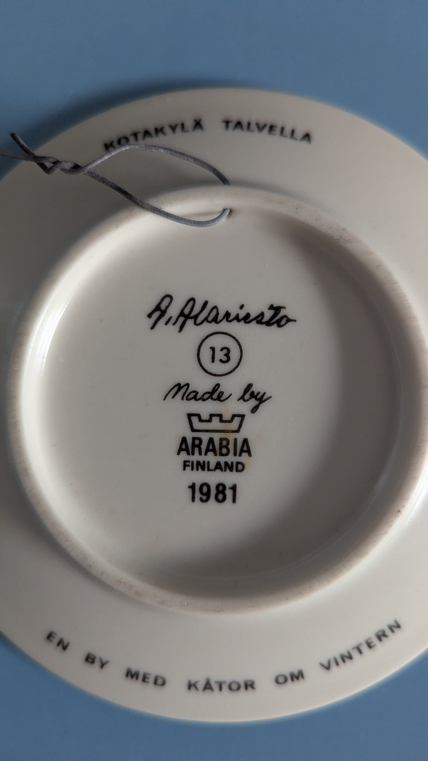 Arabia - Kotakylä Talvella Seinälautanen (1981, Andreas Alariesto)