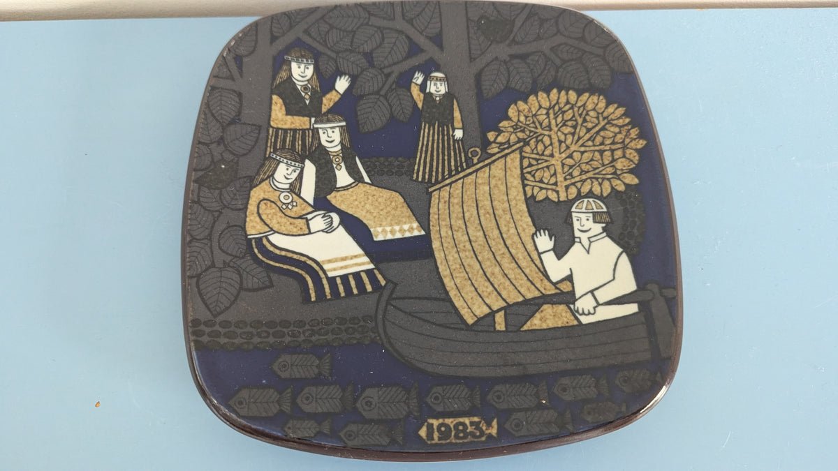 Arabia Kalevala Vuosilautanen 1983 (Alkuperäisessä Paketissa, Raija Uosikkinen)