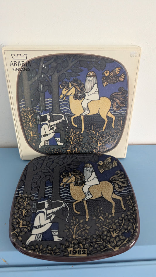 Arabia Kalevala Vuosilautanen 1982 (Alkuperäisessä Paketissa, Raija Uosikkinen)