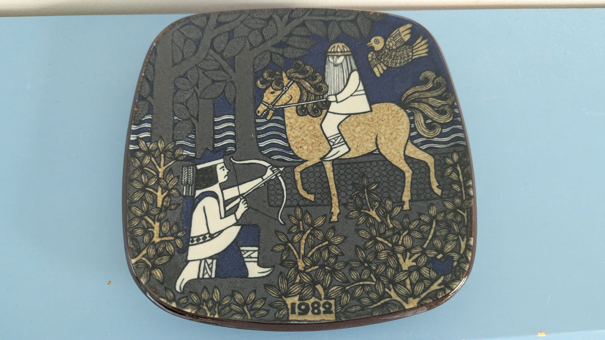 Arabia Kalevala Vuosilautanen 1982 (Alkuperäisessä Paketissa, Raija Uosikkinen)