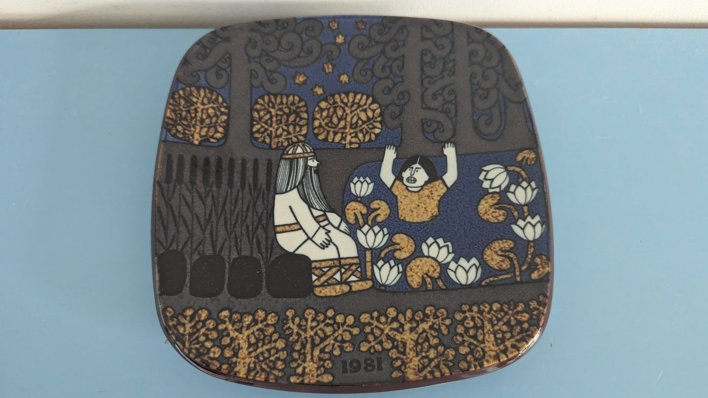 Arabia Kalevala Vuosilautanen 1981 (Alkuperäisessä Paketissa, Raija Uosikkinen)