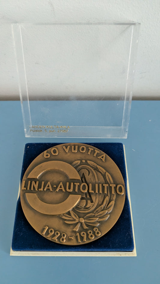 Kultateollisuus - Linja-autoliitto 60-Vuotta Pöytämitali (1988, Pentti Papinaho)