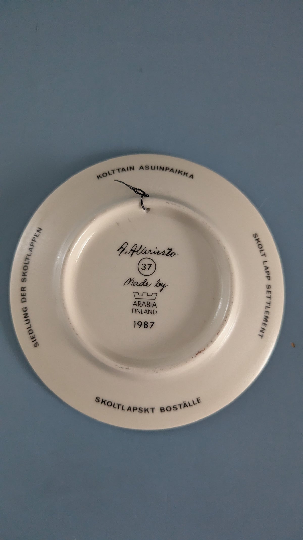 Arabia Kolttain Asuinpaikka Seinälautanen (1987, Andreas Alariesto)