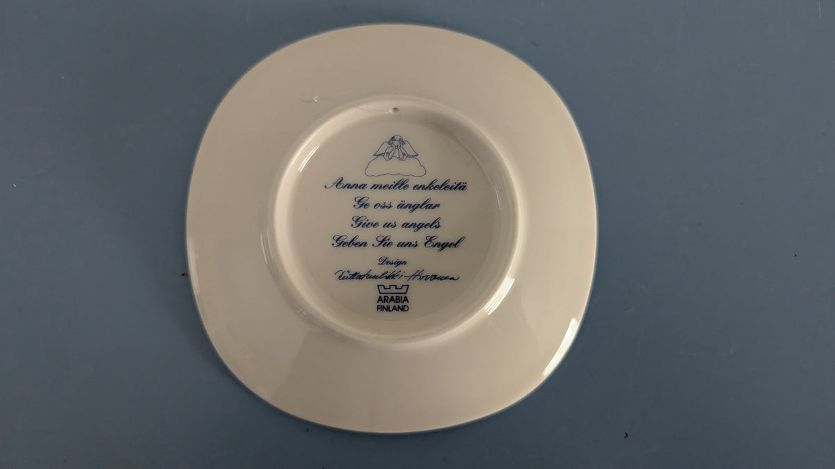 Arabia Anna Meille Enkeleitä, Pianoenkeli Seinälautanen (Riittatuulikki Hirvonen)