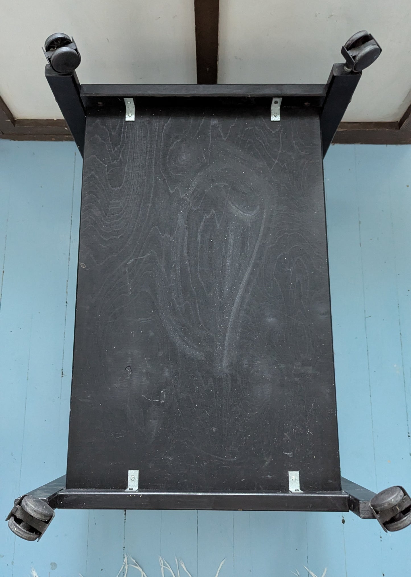 Musta Puinen Tarjoilukärry Lehtitelineellä