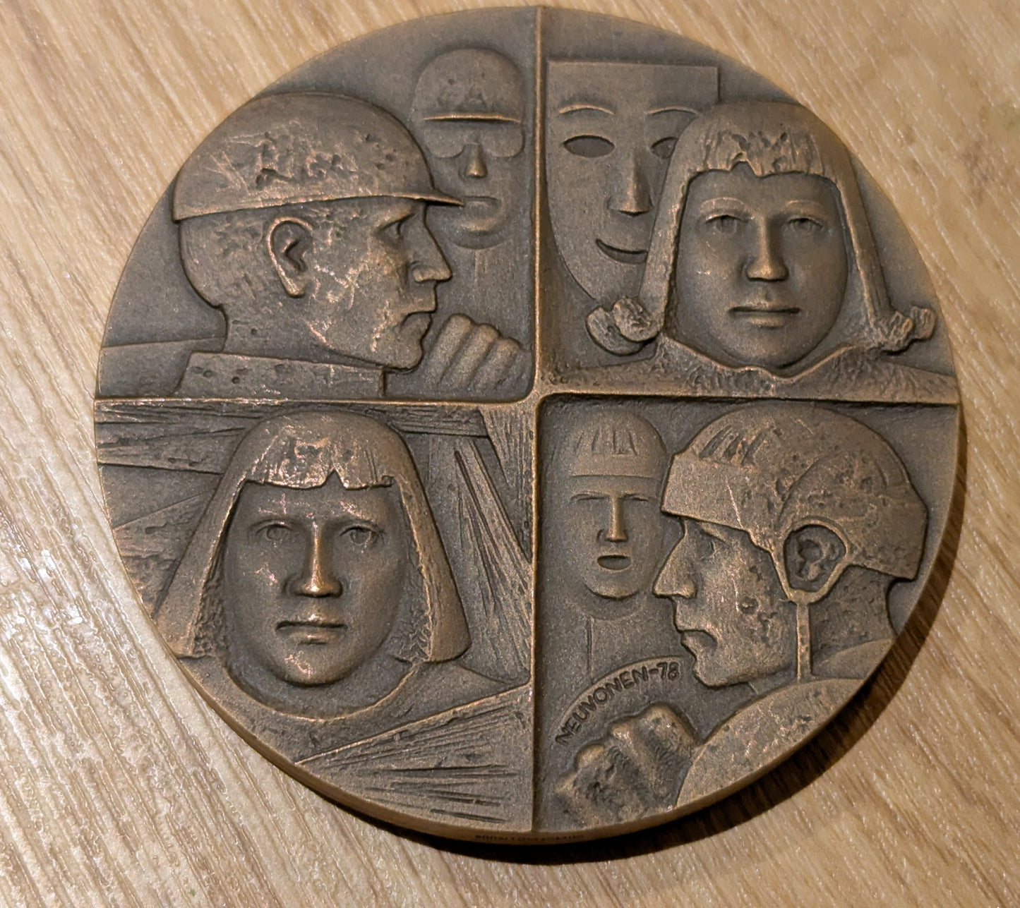 Kultateollisuus - Tampere 200 Vuotta Mitali / Pöytämitali (1978, Antti Neuvonen)